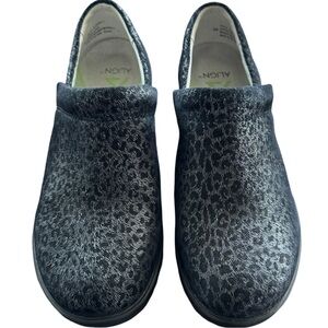 Indya Midnight Leopard Align Nurse Mates Black & Silver Size 8W